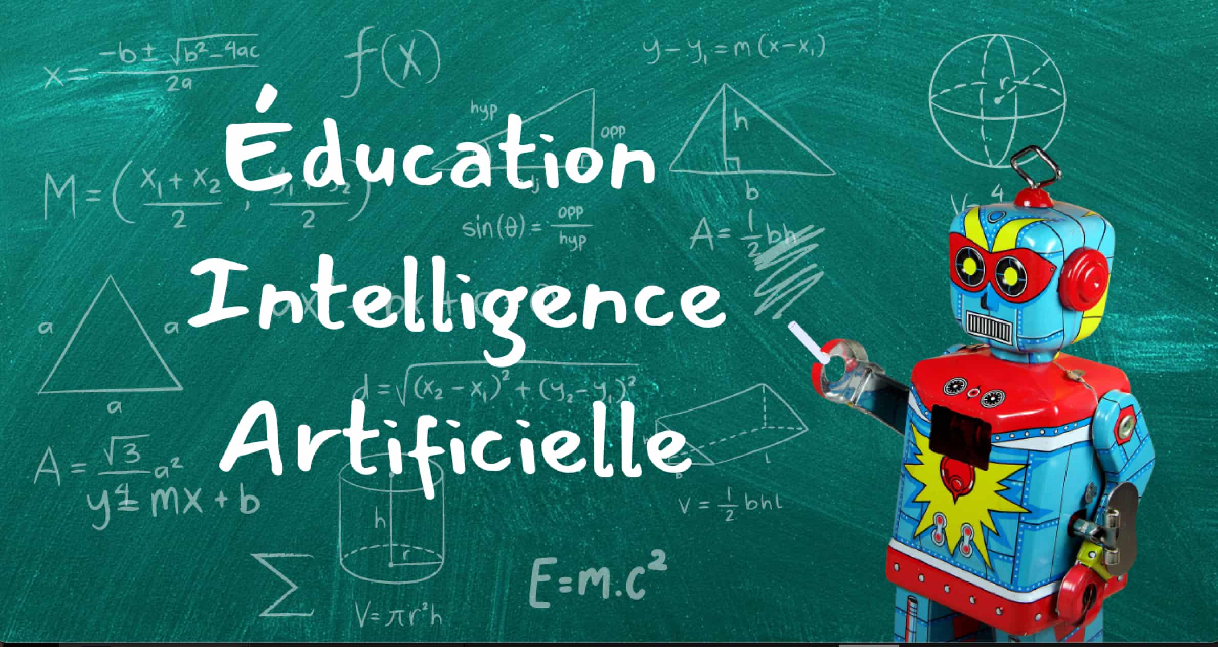 Un jouet-robot métallique vintage se tient avec une craie à la main, devant un tableau d'école sur lequel est inscrit : "éducation intelligence artificielle".